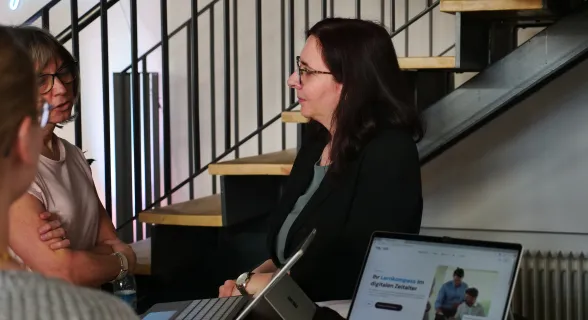 Ein Tablet, das die Toolbox zeigt, steht vor Publikum. 