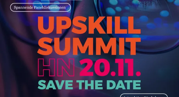 Auf dem Bild ist das Datum des Global Upskill Summit zu sehen, so wie ein dunkles, weibliches Gesicht im Hintergrund. 