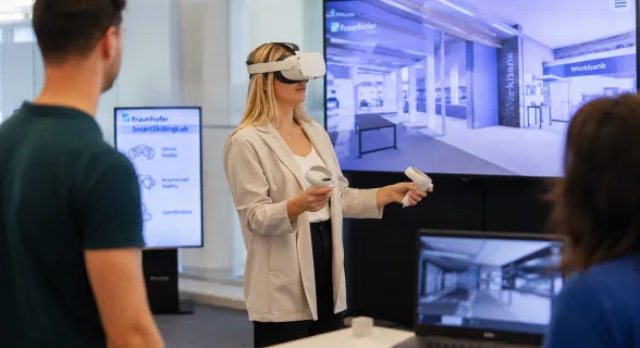 Eine Person mit einer 3D-Brille vor einem Monitor